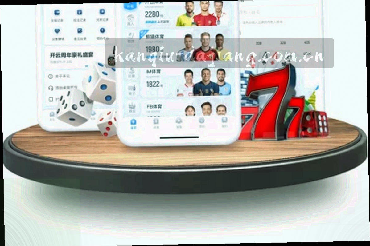 抽象工作台与监看屏幕几何叠合，衬出区域轮廓的冷蓝调画面